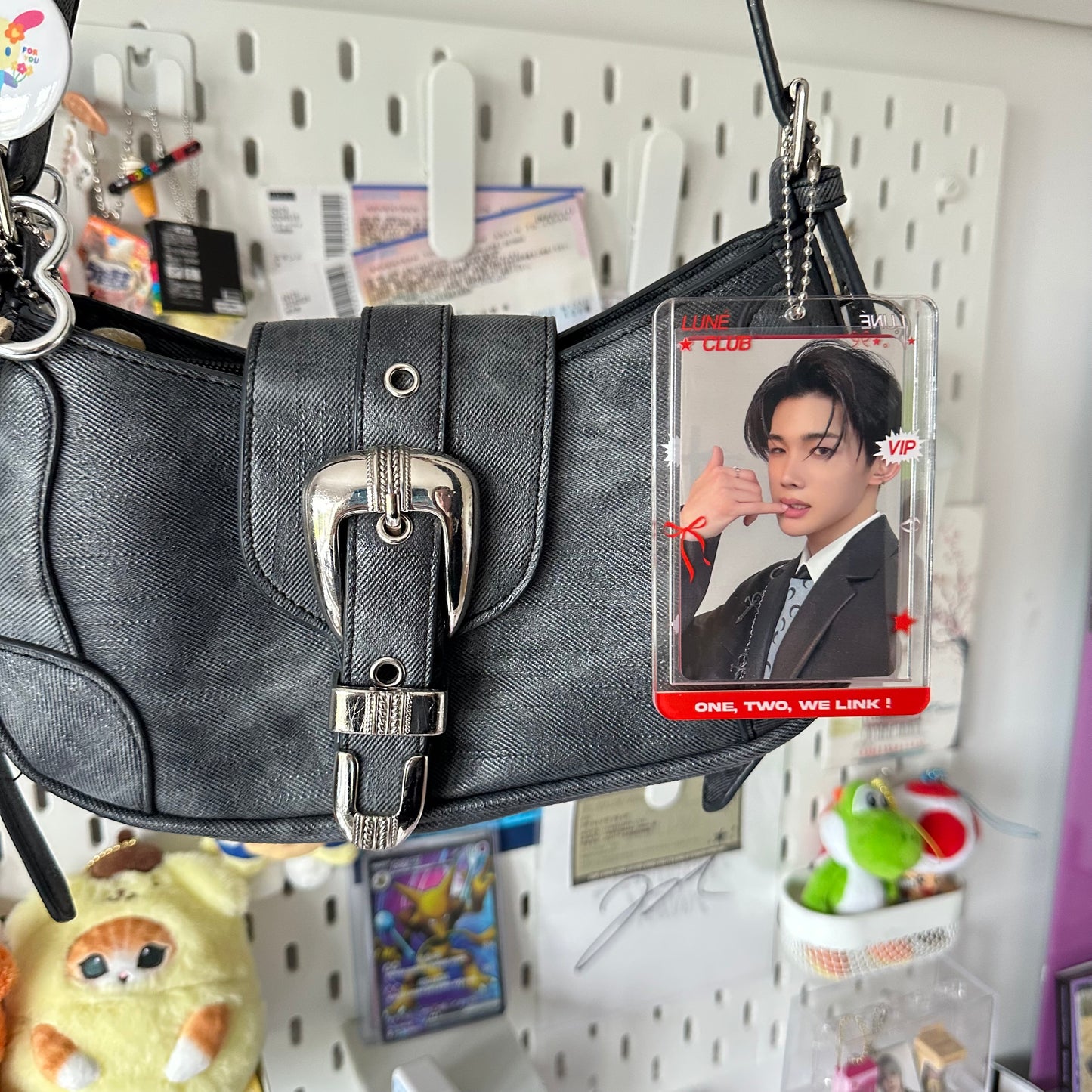 &team acrylic photocard holder (red)