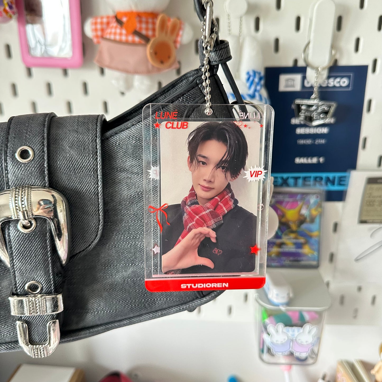 &team acrylic photocard holder (red)